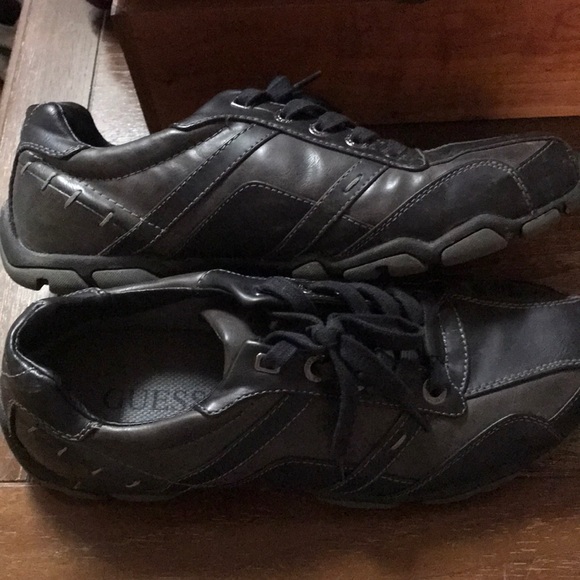 Men’s Guess sneakers - Picture 2 of 3